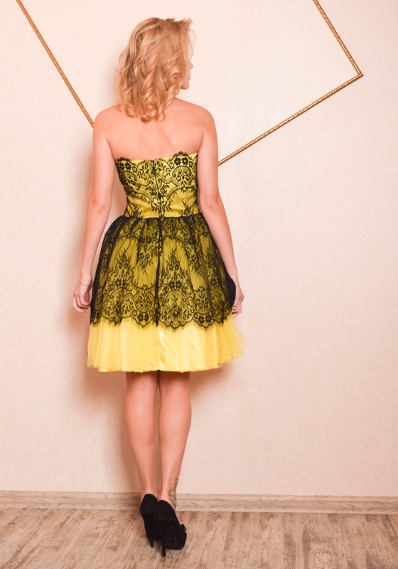 Коктейльное платье с кружевом  жёлтое  - Коктейльное платье с кружевом  жёлтое 