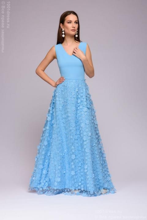 Платье голубое длины макси с объемными цветами на юбке - Платье голубое длины макси с объемными цветами на юбке